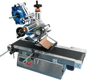 Étiqueteuse T160LB appliquant une étiquette sur une boîte à surface plane