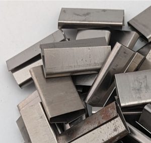 Chape pour feuillard sertie sur deux extrémités superposées de feuillard acier 16 mm